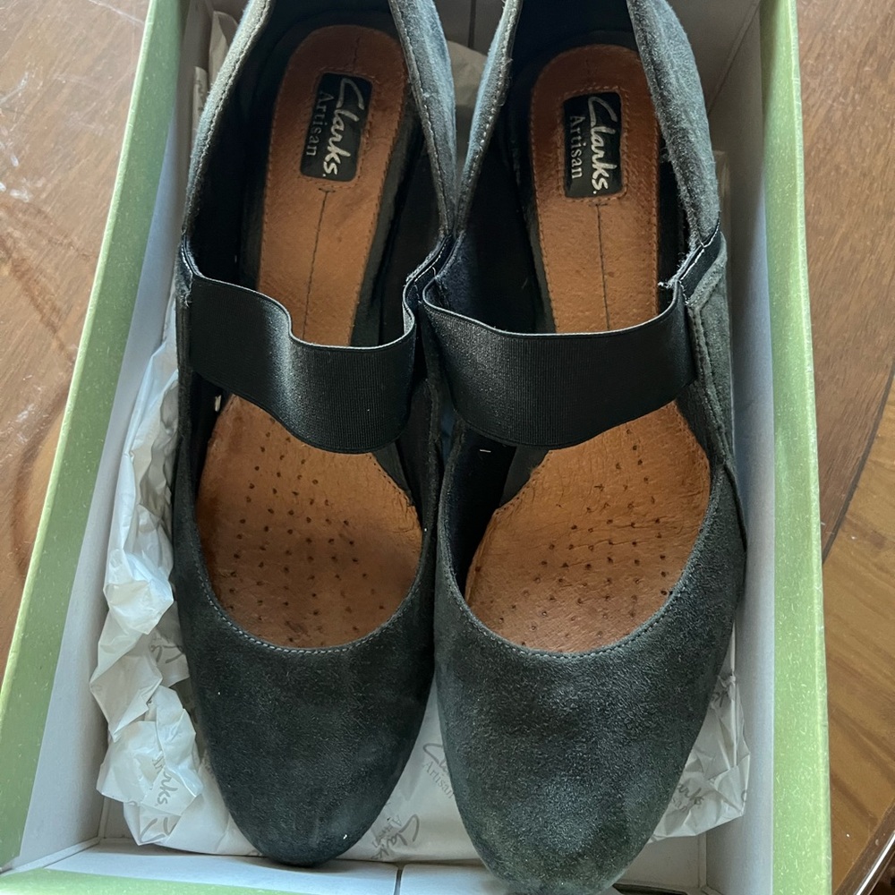Clarks Artisan line of Women's Gray Suede low Heels  “Model: Shiretown” $40 size